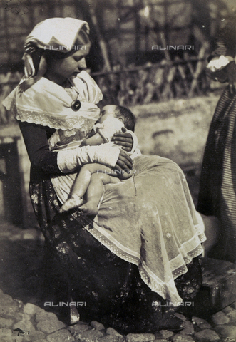 OTC-F-000031-0000 - Roma. Giovane donna che allatta - Data dello scatto: 1852 ca. - Archivi Alinari, Firenze
