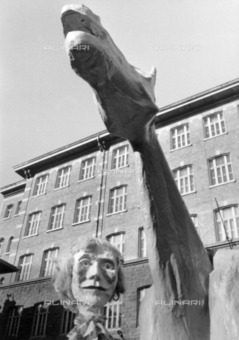 PAQ-F-000533-0000 - "Apertura" dell'Ospedale Psichiatrico: sfilata di "Marco cavallo" - Data dello scatto: 1973 - Archivi Alinari, Firenze