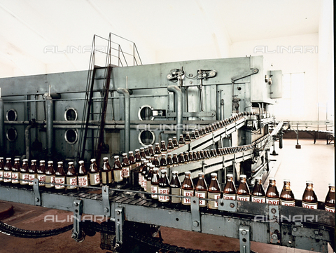 PAQ-F-000541-0000 - Apparecchiatura industriale per l'imbottigliamento della birra - Data dello scatto: 1980 ca. - Archivi Alinari, Firenze