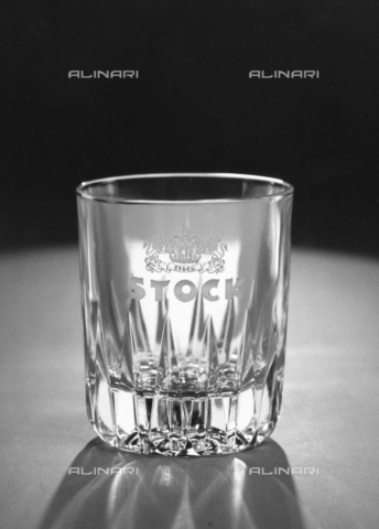 PAQ-F-001123-0000 - Bicchiere da whisky con scritta pubblicitaria dell'azienda di liquori e brandy Stock - Data dello scatto: 1978 - Archivi Alinari, Firenze