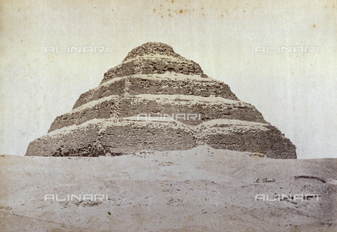 PDC-A-004574-0007 - Veduta della piramide a gradoni del Re Zoser, nella necropoli di Saqqara - Data dello scatto: 1870-1880 ca. - Archivi Alinari, Firenze