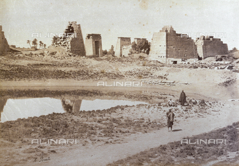 PDC-A-004574-0017 - Veduta del sito archeologico di Karnak in Egitto. In primo piano, il Lago Sacro oltre il quale si ergono le rovine di antichi edifici tra cui il Tempio di Khons - Data dello scatto: 1870-1880 ca. - Archivi Alinari, Firenze