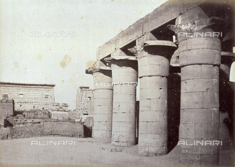 PDC-A-004574-0030 - Scorcio del colonnato del faraone Amenofi III a Luxor in Egitto - Data dello scatto: 1870-1880 ca. - Archivi Alinari, Firenze