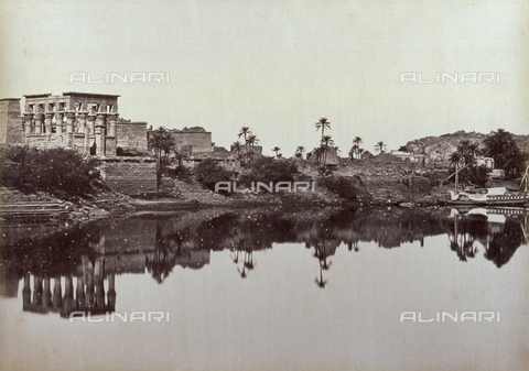 PDC-A-004574-0051 - Veduta del cosiddetto 'Padiglione di Traiano', sull'isola di File lambita dalle acque del Nilo - Data dello scatto: 1870-1880 ca. - Archivi Alinari, Firenze