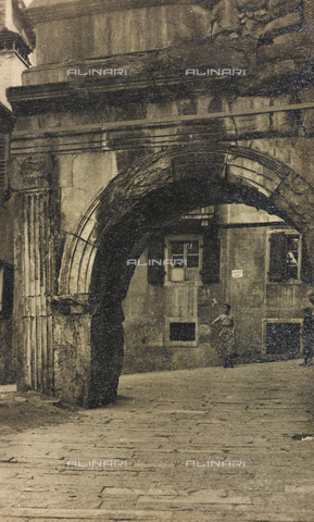 PDC-A-004613-0136 - Arco di Riccardo a Trieste - Data dello scatto: 1920 ca. - Archivi Alinari, Firenze