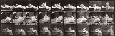 PDC-A-004694-0265 - "Animal Locomotion" (tav. 265): sequenza di donna in camicia da notte che si alza dal letto - Data dello scatto: 1887 - Archivi Alinari, Firenze