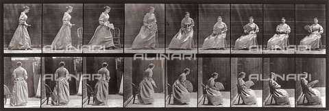 PDC-A-004695-0240 - "Animal Locomotion" (tav. 240): sequenza di giovane donna con ventaglio che si siede - Data dello scatto: 1887 - Archivi Alinari, Firenze