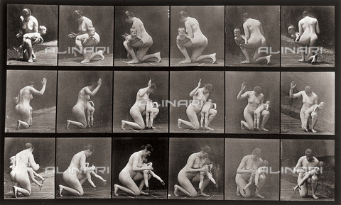 PDC-A-004695-0527 - "Animal Locomotion" (tav. 527): sequenza con una donna nuda che sculaccia un bambino - Data dello scatto: 1887 - Archivi Alinari, Firenze