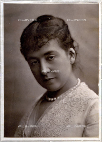 PDC-F-000272-0000 - Close-up of an actress in three-quarter length. Her face is tipped to one side and her hair is gathered up. She wears an embroidered dress and a string of pearls. - Date of photography: 1881 - Alinari Archives, Florence