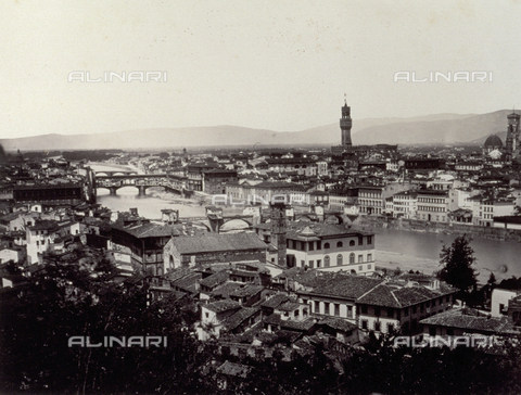 PDC-F-000310-0000 - Panorama della città di Firenze vista dall'alto, con l'Arno ed i suoi ponti - Data dello scatto: 1860-1865 - Archivi Alinari, Firenze