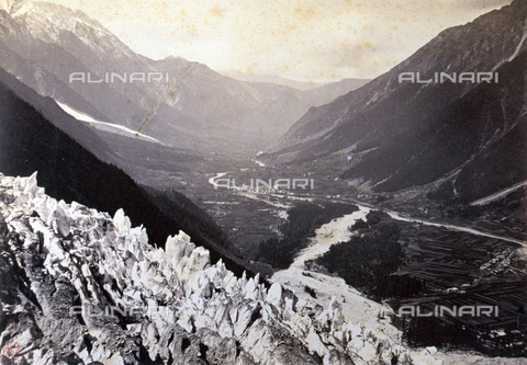 PDC-F-000328-0000 - Panoramica della valle e del paese di Chamonix. In primo piano speroni di roccia e ghiaccio - Data dello scatto: 1860 - Archivi Alinari, Firenze