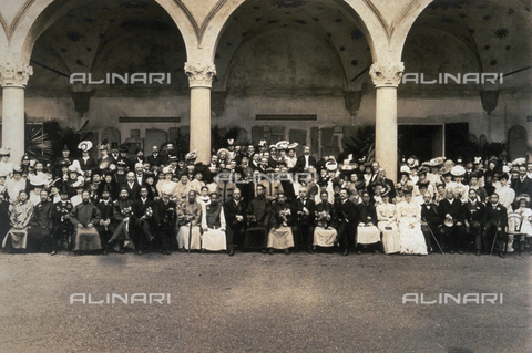 PDC-F-000497-0000 - Sullo sfondo del cortile del Castello dell'Ambasciata cinese a Milano è ritratto un folto gruppo di persone in abiti da cerimonia ed in uniforme - Data dello scatto: 1906 - Archivi Alinari, Firenze