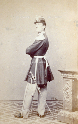 PDC-F-000626-0000 - Ritratto maschile in uniforme militare: l'uomo girato di schiena volge la testa di profilo - Data dello scatto: 1853-1865 ca. - Archivi Alinari, Firenze