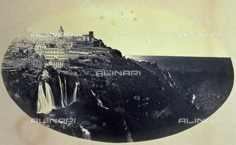 PDC-F-001392-0000 - Veduta Panoramica di Tivoli con le Cascatelle - Data dello scatto: 1850-1860 ca. - Archivi Alinari, Firenze
