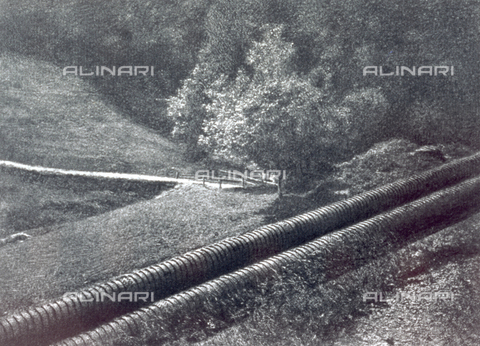 PDC-F-001698-0000 - Veduta della Valle d'Ayas (Valle d'Aosta) con due condotte forzate - Data dello scatto: 1920-1940 ca. - Archivi Alinari, Firenze