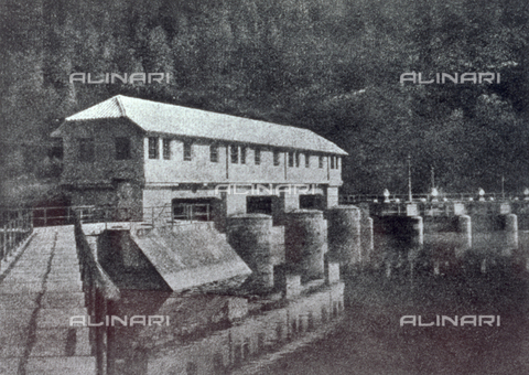 PDC-F-001699-0000 - Veduta della diga di Brusson in Valle d'Aosta. Sullo sfondo, fitta vegetazione di alberi - Data dello scatto: 1920-1940 ca. - Archivi Alinari, Firenze