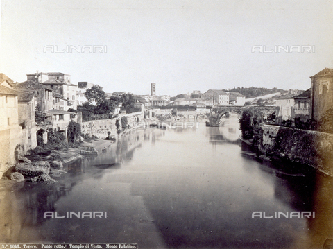 PDC-F-001840-0000 - Ampio panorama di Roma sul Tevere nei pressi del Ponte Rotto - Data dello scatto: 1860 -1880 ca. - Archivi Alinari, Firenze