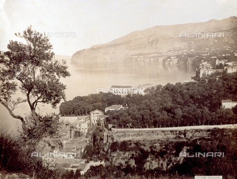 PDC-F-001861-0000 - Panorama del golfo di Sorrento ripreso dalla collina di Capodimonte - Data dello scatto: 1865 -1875 ca. - Archivi Alinari, Firenze