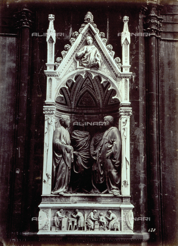 PDC-F-002738-0000 - 'Tabernacolo dei maestri di pietra e legname' posto sul fianco settentrionale della Chiesa di Orsanmichele, a Firenze. Al suo interno il gruppo dei 'Quattro Santi Coronati' di Nanni di Banco - Data dello scatto: 1870-1890 ca. - Archivi Alinari, Firenze