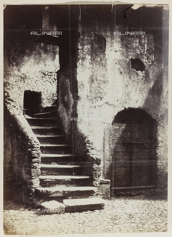 PDC-S-003217-0001 - Particolare di una scala in pietra e della porta di una vecchia casa - Data dello scatto: 1872 ca. - Archivi Alinari, Firenze