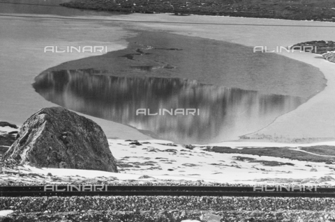 PFA-F-001557-0000 - Lago Bianco, passo del Bernina, Engadina, Canton dei Grigioni, Svizzera - Data dello scatto: 12/1992 - Archivi Alinari, Firenze