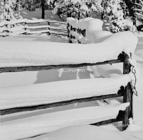 PFA-F-001566-0000 - Recinto con la neve, Engadina, Canton dei Grigioni, Svizzera - Data dello scatto: 12/1992 - Archivi Alinari, Firenze