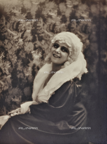 PTA-F-000179-0000 - Ritratto di un'attrice - Data dello scatto: 1930-1939 - Archivi Alinari, Firenze