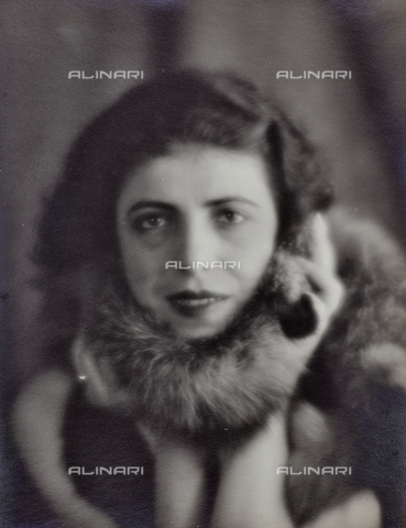 PTA-F-000199-0000 - Ritratto femminile - Data dello scatto: 1930-1939 - Archivi Alinari, Firenze