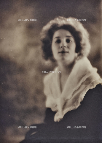 PTA-F-000207-0000 - Ritratto di un'attrice - Data dello scatto: 1930-1939 - Archivi Alinari, Firenze