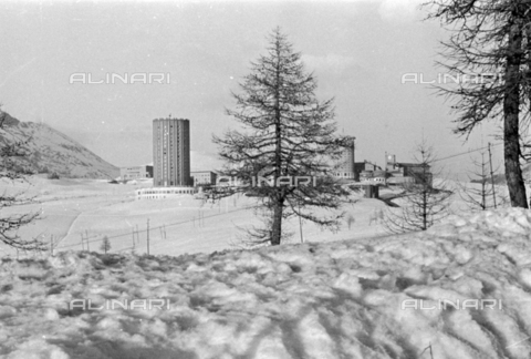 PTA-S-001072-1035 - Alberghi a forma di torre sul colle del Sestriere - Data dello scatto: 1940 ca. - Archivi Alinari, Firenze