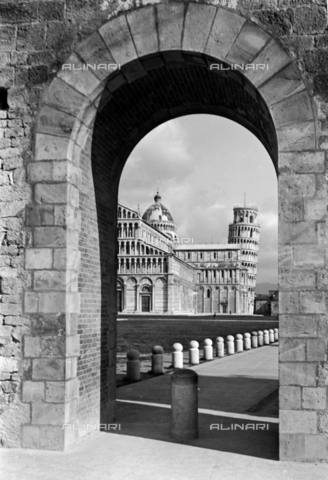 PTA-S-001302-0003 - Veduta di piazza dei Miracoli da piazza Manin - Data dello scatto: 1930-1940 - Archivi Alinari, Firenze
