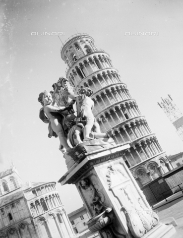 PTA-S-001302-0005 - Fontana con il gruppo marmoreo dei putti che reggono gli stemmi di Pisa e dell'Opera; sullo sfondo la torre pendente, Pisa - Data dello scatto: 1930-1940 - Archivi Alinari, Firenze