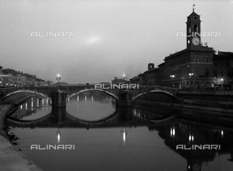 PTA-S-001302-0009 - Il vecchio ponte Conte Ugolino detto di Mezzo prima dei bombardamenti, Pisa - Data dello scatto: 1930-1940 - Archivi Alinari, Firenze