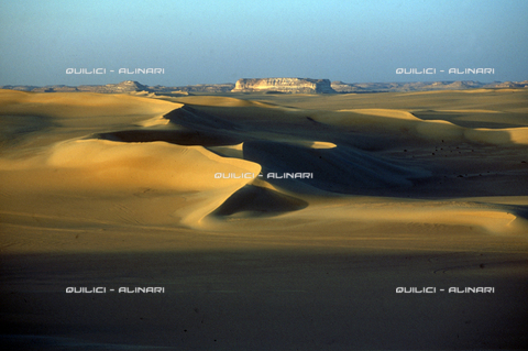 QFA-S-DIA089-00EG - Deserto a sud dell'Oasi di Siwa. - Data dello scatto: 2002 - Folco Quilici ©  Archivi Alinari