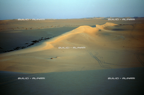 QFA-S-DIA090-00EG - Deserto a sud dell'Oasi di Siwa. - Data dello scatto: 2002 - Folco Quilici ©  Archivi Alinari