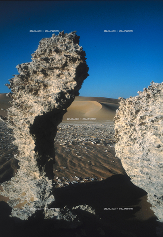 QFA-S-DIA105-00EG - Deserto a sud dell'Oasi di Siwa. - Data dello scatto: 2002 - Folco Quilici ©  Archivi Alinari