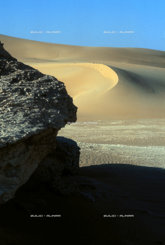 QFA-S-DIA109-00EG - Deserto a sud dell'Oasi di Siwa. - Data dello scatto: 2002 - Folco Quilici ©  Archivi Alinari