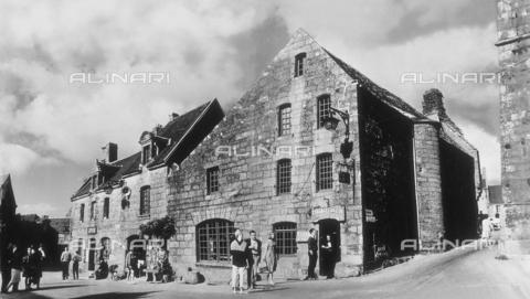 RAD-A-000002-0104 - Il lato nord della piazza di Locronan in Bretagna, Francia - Data dello scatto: 1963 - Archivi Alinari, Firenze