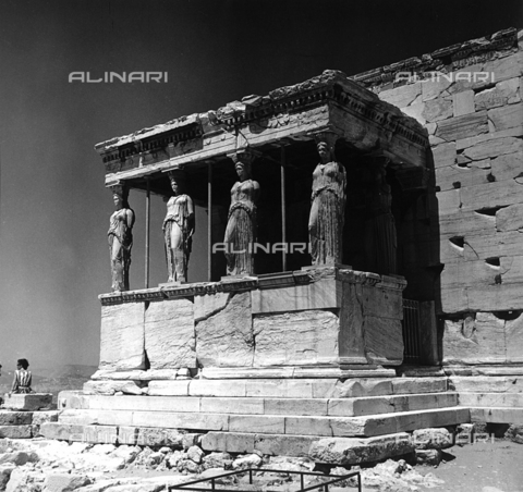 RAD-A-000012-0006 - Portico delle Cariatidi o delle Korai, Acropoli, Atene - Data dello scatto: 1962 - Archivi Alinari, Firenze