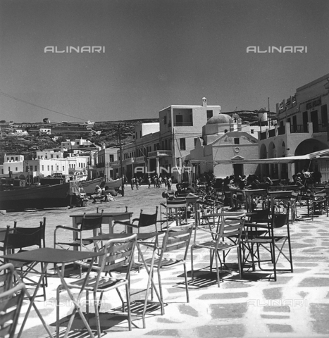 RAD-A-000012-0007 - Una piazzetta nel molo di una cittadina greca - Data dello scatto: 1962 - Archivi Alinari, Firenze