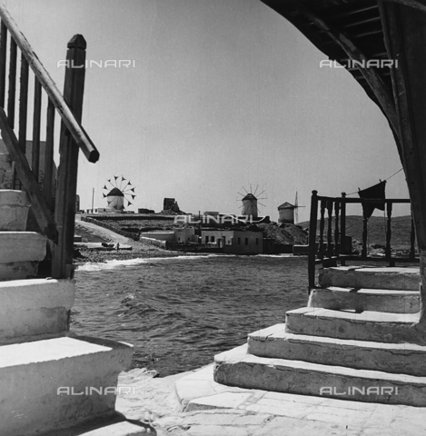 RAD-A-000012-0012 - Mulini a vento sulla costa di un'isola greca - Data dello scatto: 1962 - Archivi Alinari, Firenze