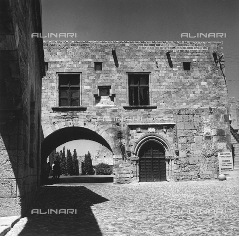 RAD-A-000012-0026 - Il cortile interno del Palazzo del Gran Maestro a Rodi, Grecia - Data dello scatto: 1962 - Archivi Alinari, Firenze