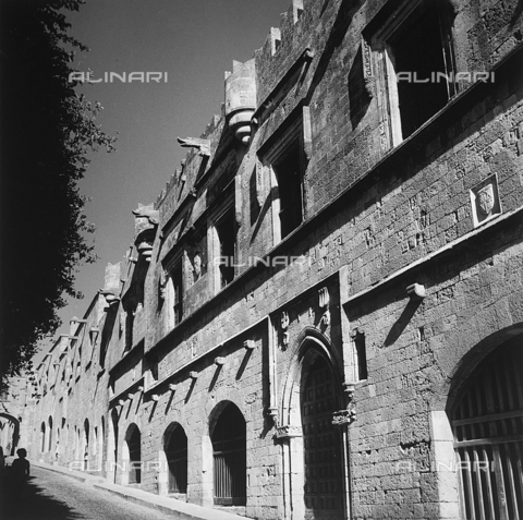 RAD-A-000012-0028 - Un palazzo della città vecchia di Rodi, Grecia - Data dello scatto: 1962 - Archivi Alinari, Firenze