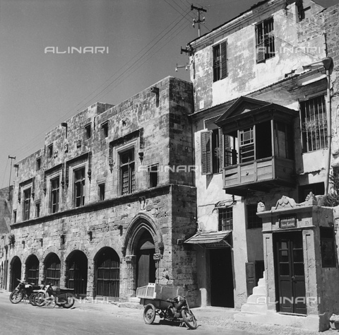 RAD-A-000012-0033 - Edifici nella città vecchia di Rodi, Grecia - Data dello scatto: 1962 - Archivi Alinari, Firenze