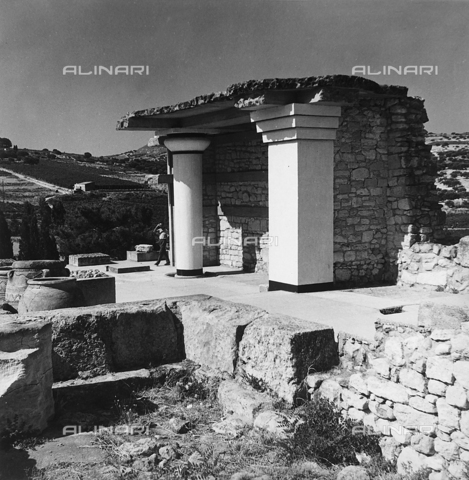 RAD-A-000012-0037 - Resti del Palazzo di Cnosso nell'isola di Creta, Grecia - Data dello scatto: 1962 - Archivi Alinari, Firenze