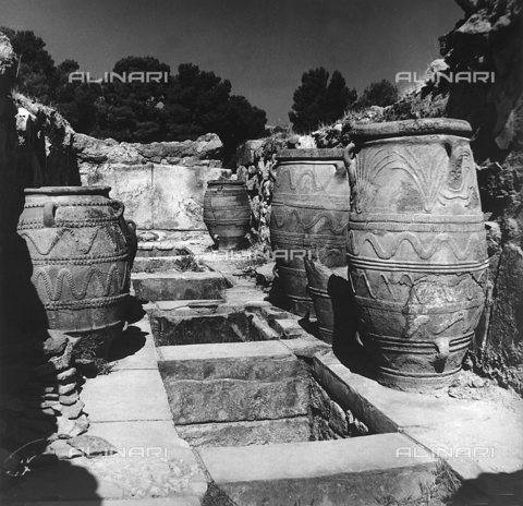 RAD-A-000012-0038 - Resti del Palazzo di Cnosso nell'isola di Creta, Grecia - Data dello scatto: 1962 - Archivi Alinari, Firenze