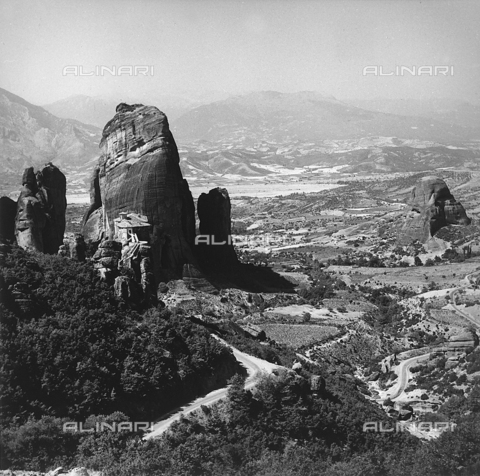 RAD-A-000012-0040 - Paesaggio con le Meteore nei pressi di Kalambaka, Grecia - Data dello scatto: 1962 - Archivi Alinari, Firenze