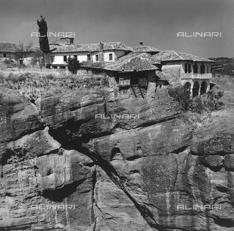 RAD-A-000012-0041 - Un monastero delle "Meteore" nei pressi di Kalambaka, Grecia - Data dello scatto: 1962 - Archivi Alinari, Firenze