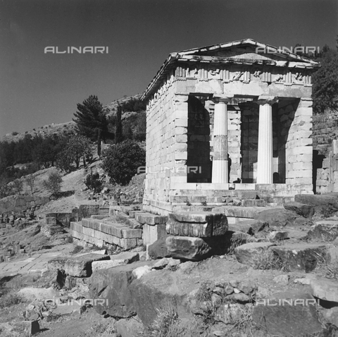 RAD-A-000012-0043 - Il tempietto dorico detto il Tesoro degli Ateniesi, nel Santuario di Apollo a Delfi in Grecia - Data dello scatto: 1962 - Archivi Alinari, Firenze