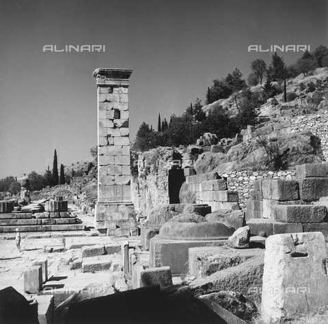 RAD-A-000012-0044 - Il basamento della statua del re di Bitania Prusia II, santuario di Delfi in Grecia - Data dello scatto: 1962 - Archivi Alinari, Firenze